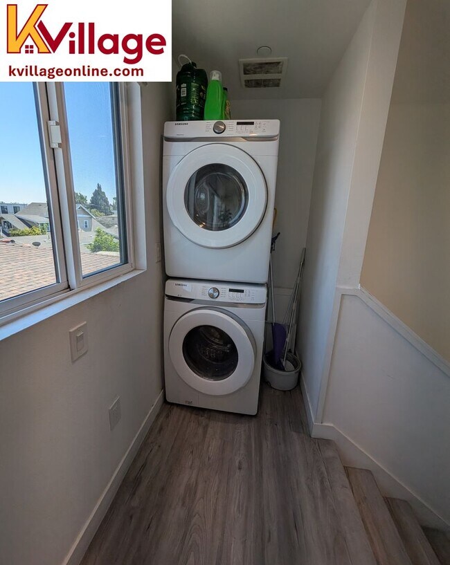 Building Photo - Private room with private en-suite bathroo...