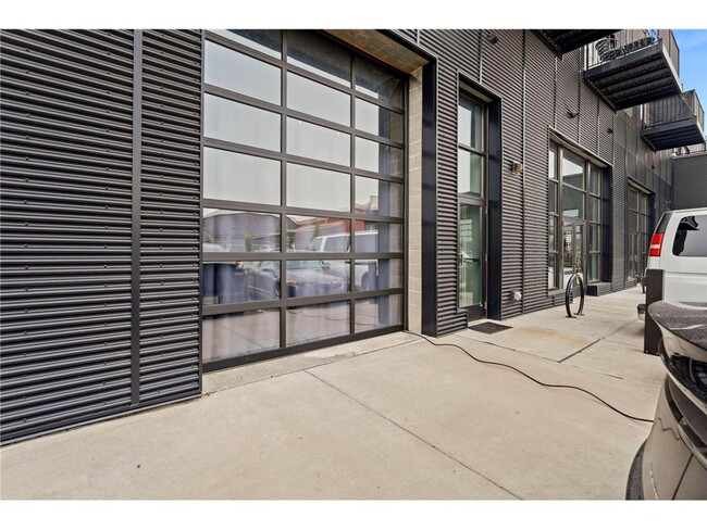 Building Photo - 801 SE 9th St