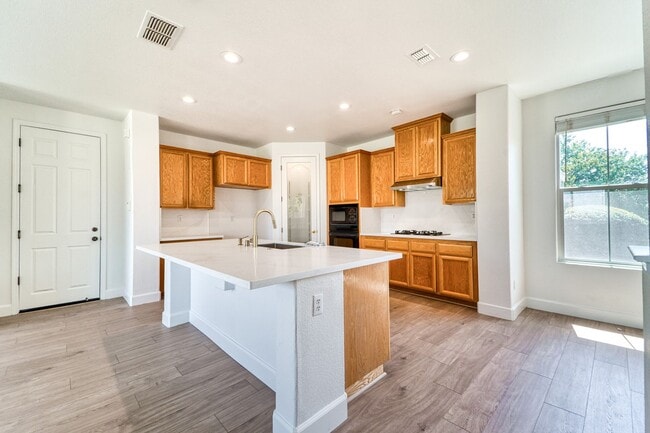 Building Photo - Stunning 4-Bedroom Home with Spacious Yard