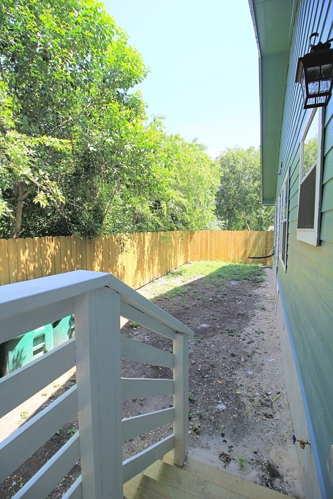 Building Photo - 3 Bedroom 2 Bath Modern home.