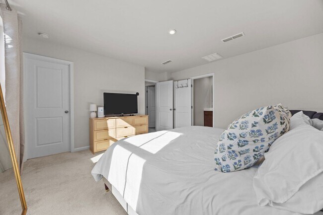 Building Photo - 160 Day Song Ct