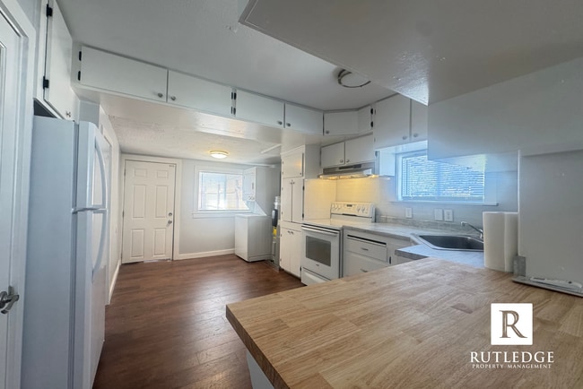 Building Photo - Cute & Cozy Cottage 1 Bedroom / 1 Bath - New Remodel