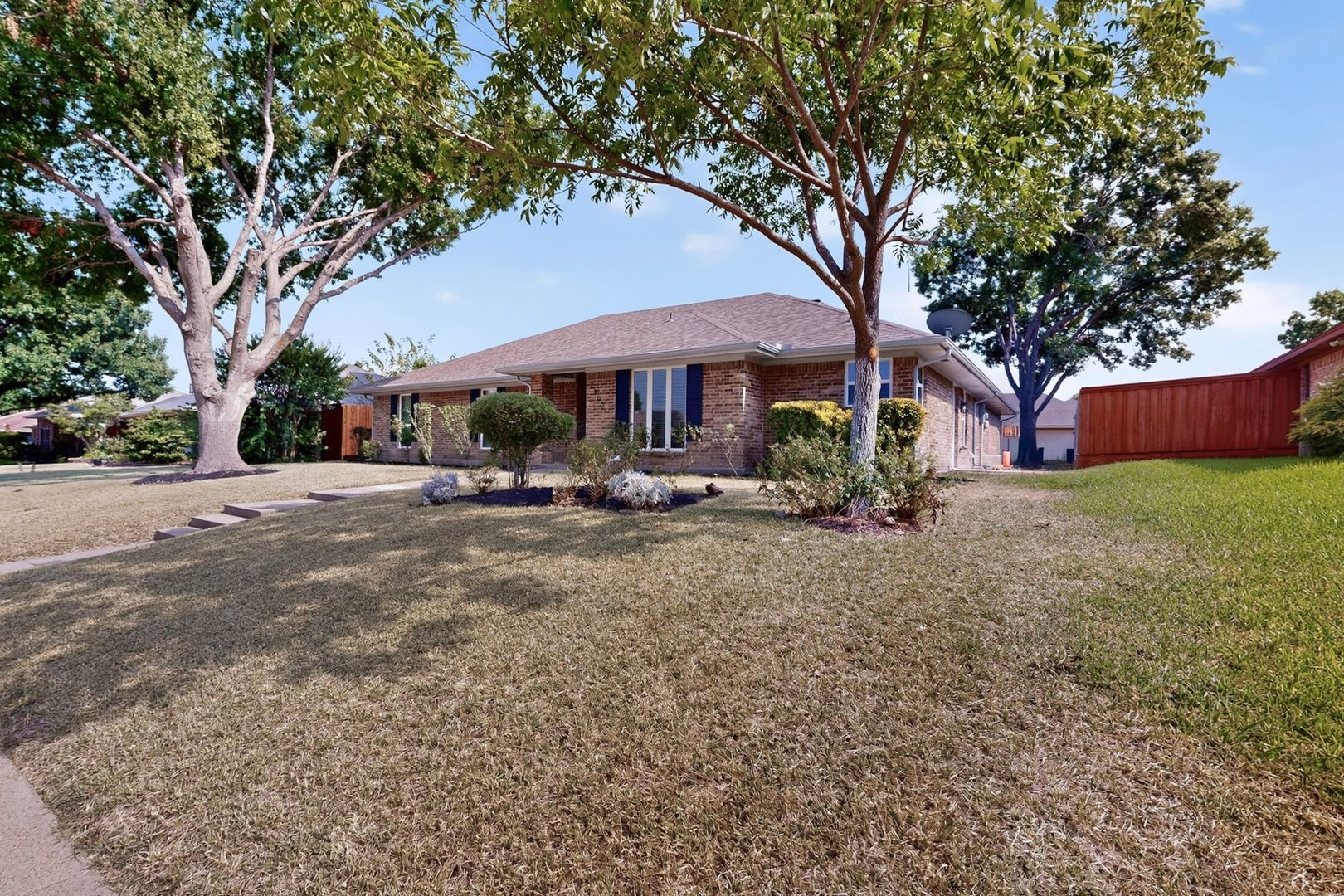 Building Photo - 2200 Winona Dr