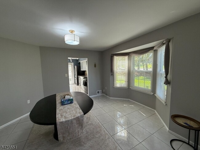 Building Photo - 2 Sapphire Ln