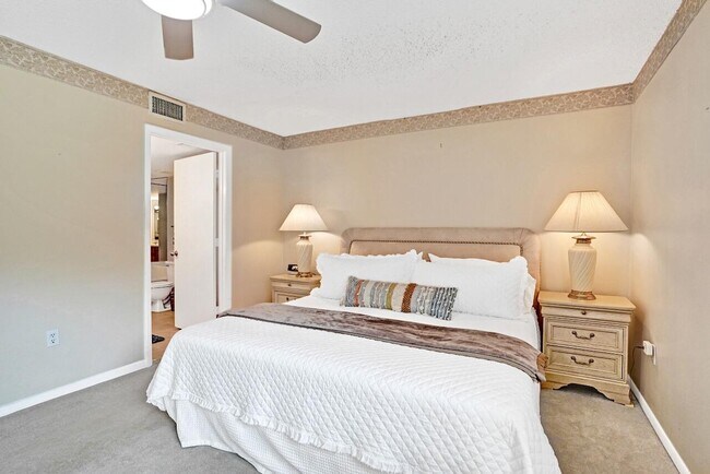 Building Photo - 107 Half Moon Cir