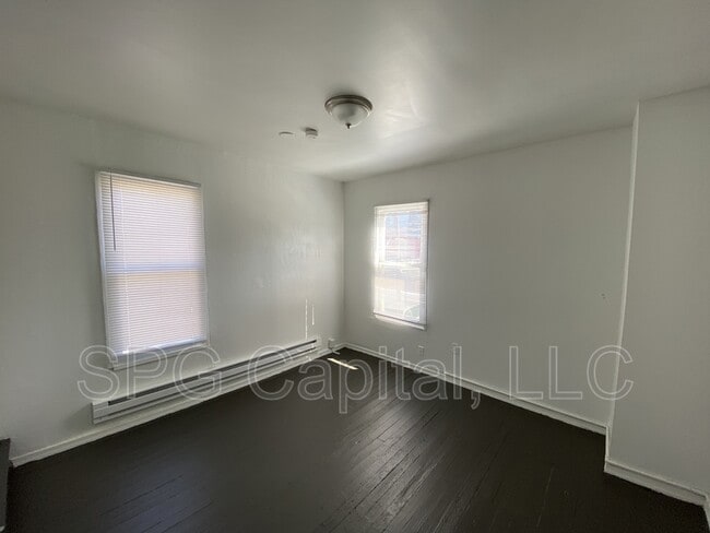 Building Photo - 714 W Clarke Ave