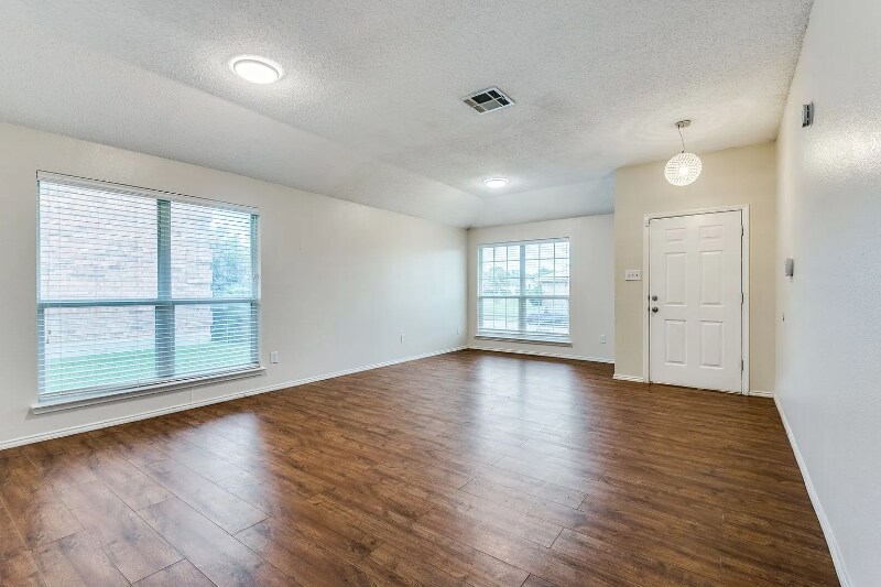 Building Photo - 1611 Venus Dr E