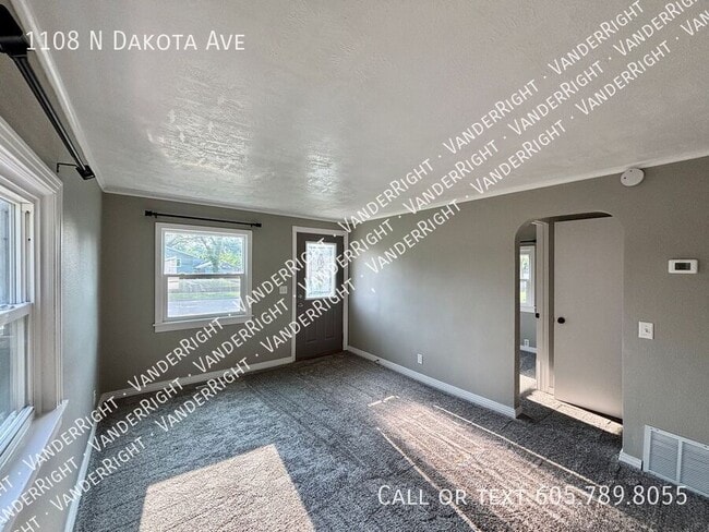 Building Photo - 1108 N Dakota Ave