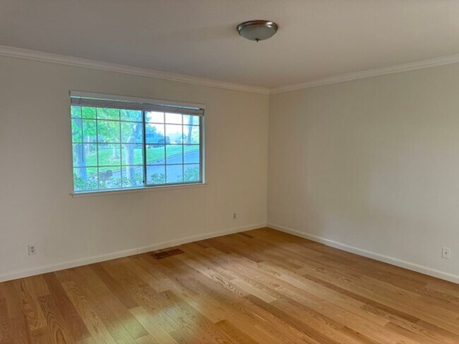 Building Photo - Beautiful single level townhome in Pleasant Hill with 2 car attached garage!