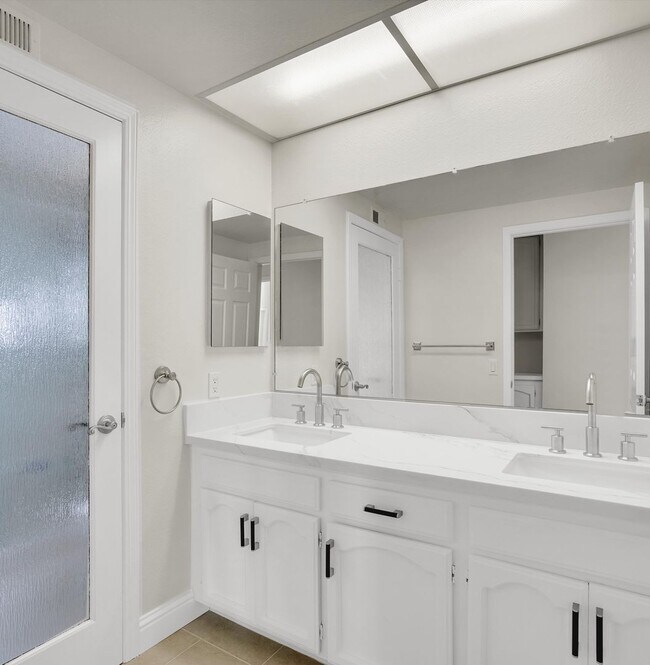 Building Photo - 8103 Valley Flores Dr