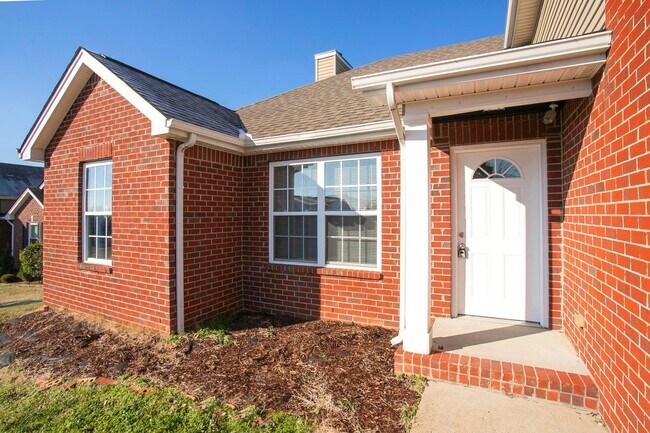 Building Photo - 3 Bed w/Bonus, Large Yard in Sought After ...