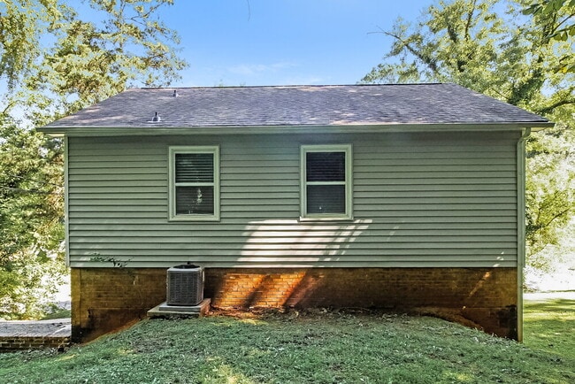 Building Photo - 421 Whispering Pines Dr