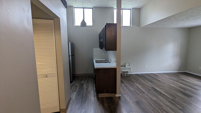 Building Photo - 801 Kerns Dr NE