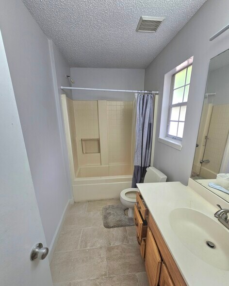 Second bathroom - 10430 Brawley Ln