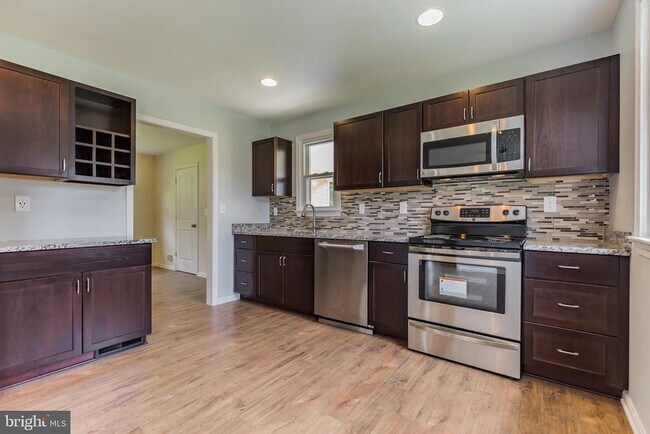 Building Photo - 6055 Dawn Dr
