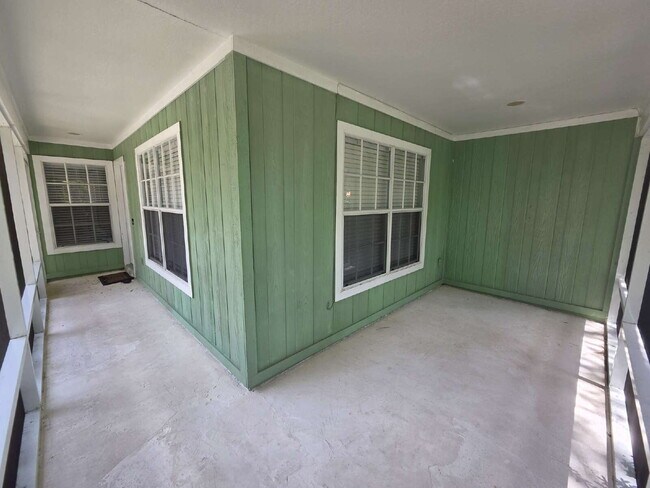 Building Photo - "Charming 2-Bed, 2-Bath North Port Retreat with Gleaming Hardwood Floors!"