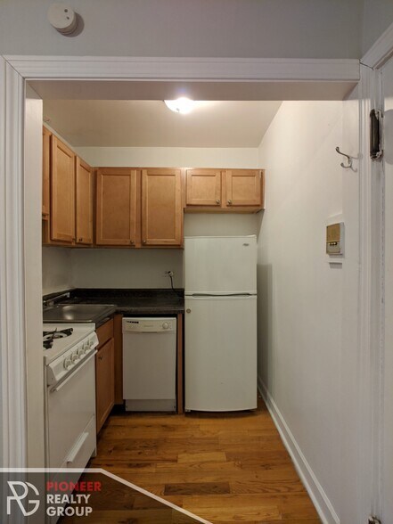 Building Photo - 711 W Belmont Ave