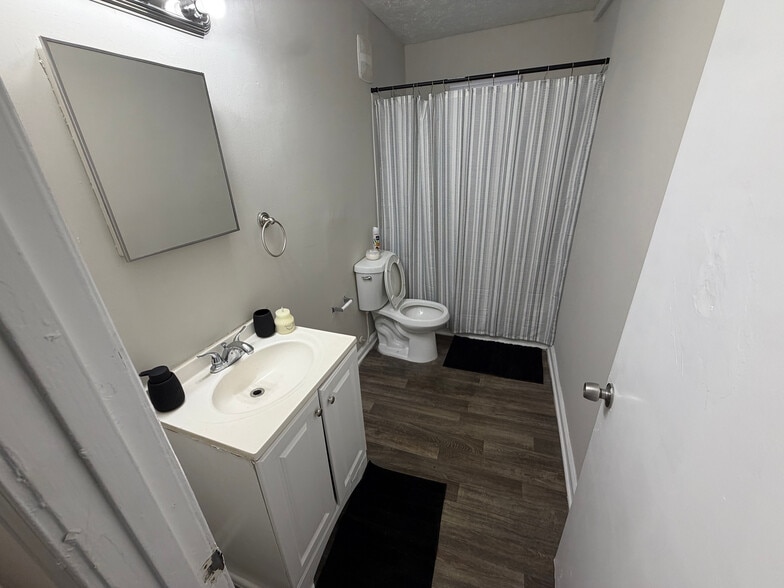 Building Photo - Room in Apartment on Mt Zion Rd