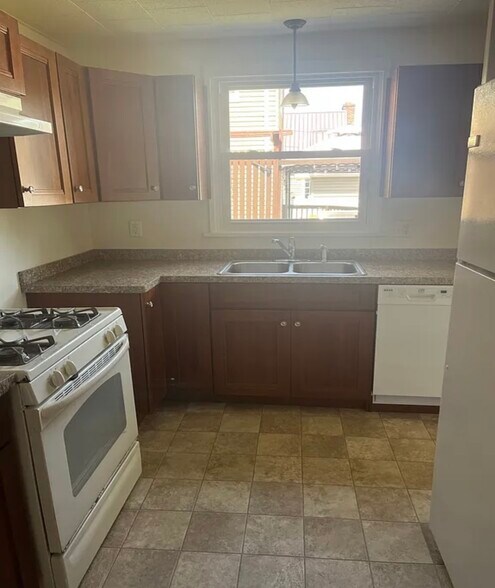 Building Photo - 328 Clayton Ave