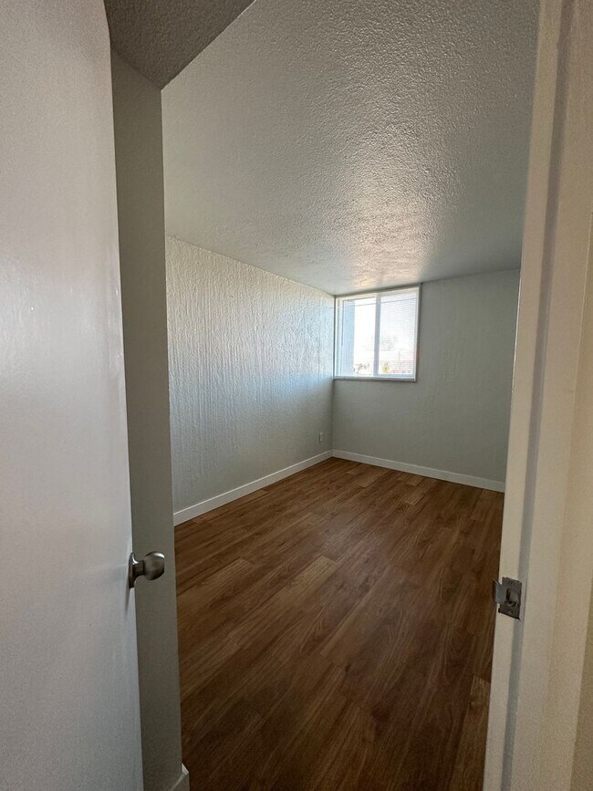 Building Photo - NShields636 (KC-LN-KB)