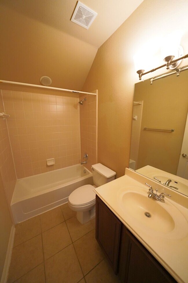 Building Photo - Beautiful Home Now Available in the Covete...