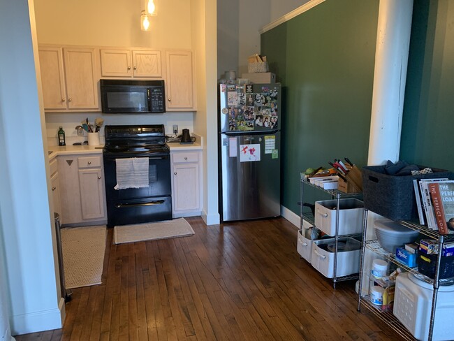 Open kitchen and dining - 901 Jefferson St