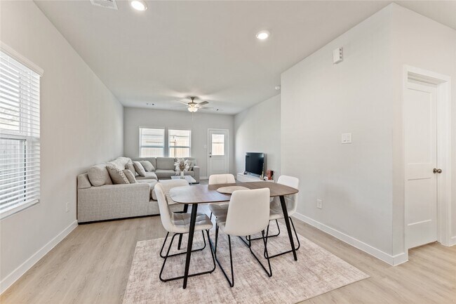 Building Photo - 16215 Globetrotter Ct