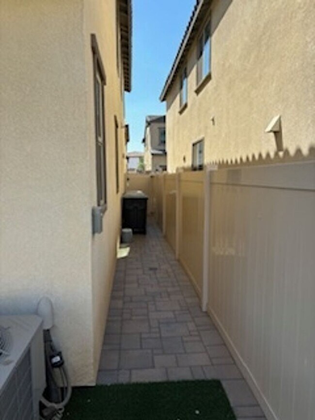 Building Photo - 3 Bedroom Townhome in Winchester