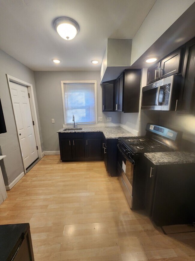 Building Photo - East Oak Lane House for rent with front porch and rear yard