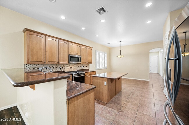 Building Photo - 2407 E Iris Dr