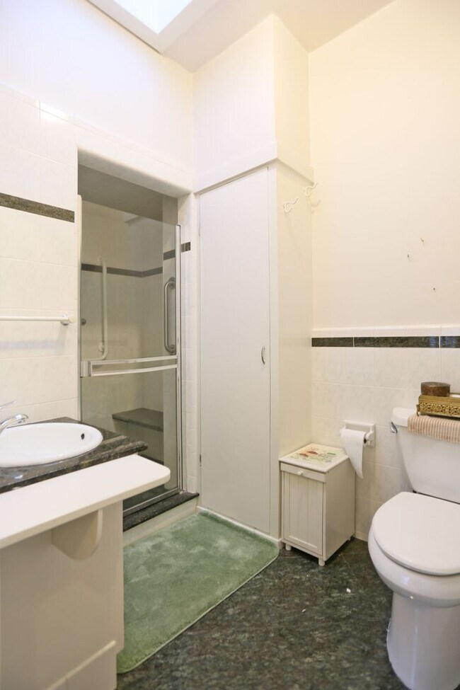 Building Photo - Spacious 2BR/1BA in Glen Park's Miraloma neighborhood, Shared Yard, Pets Considered, Garage (1 Ga...