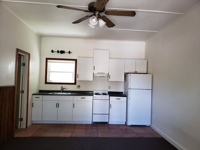 Building Photo - 510 1/2 6th St - PLACEMENT