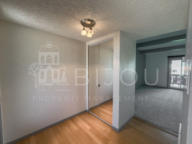 Building Photo - Westside Condo w/ Amazing Views