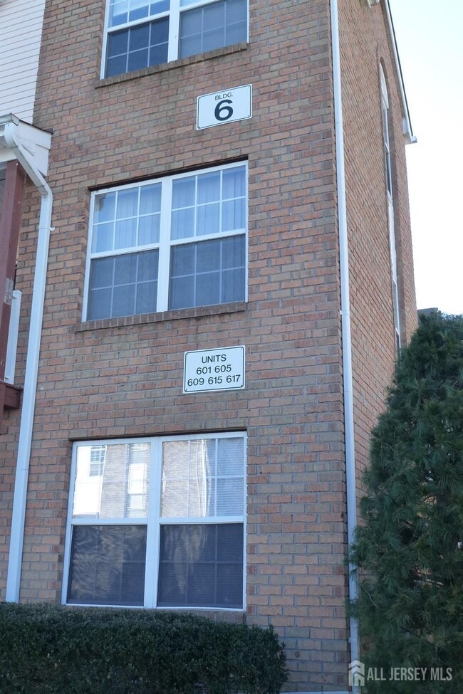 Building Photo - 601 Hampshire Dr