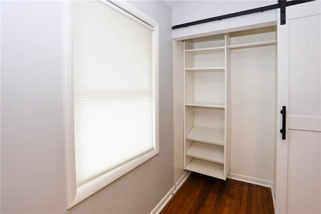 Building Photo - 667 Tara Cir SE