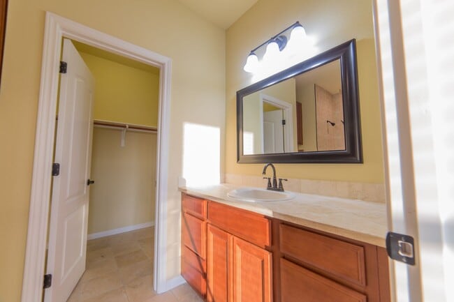 Building Photo - Town Centre Condo close to Dell and Shoppi...