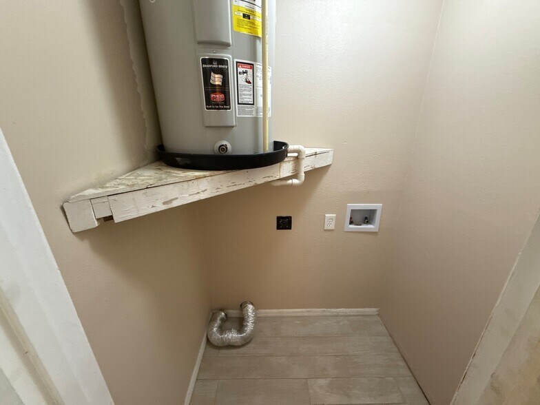 Building Photo - 2550 E Constance Ct