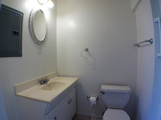 Building Photo - 886 Lynn Ln