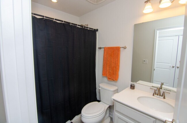 Building Photo - Beautiful home in quiet neighborhood