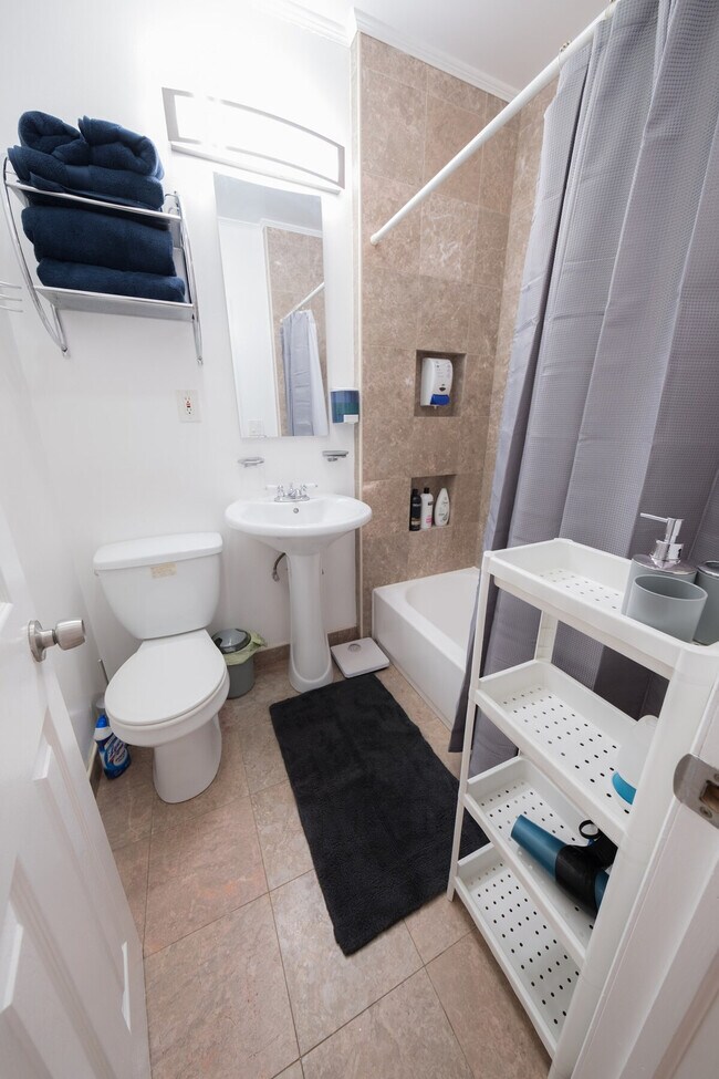 Building Photo - 305 E 104th St