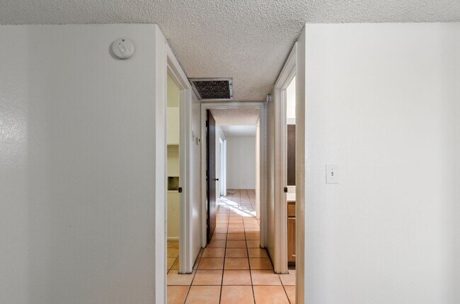 Building Photo - Cozzy Townhome with incredible mountain views! New Kitchen Appliances!