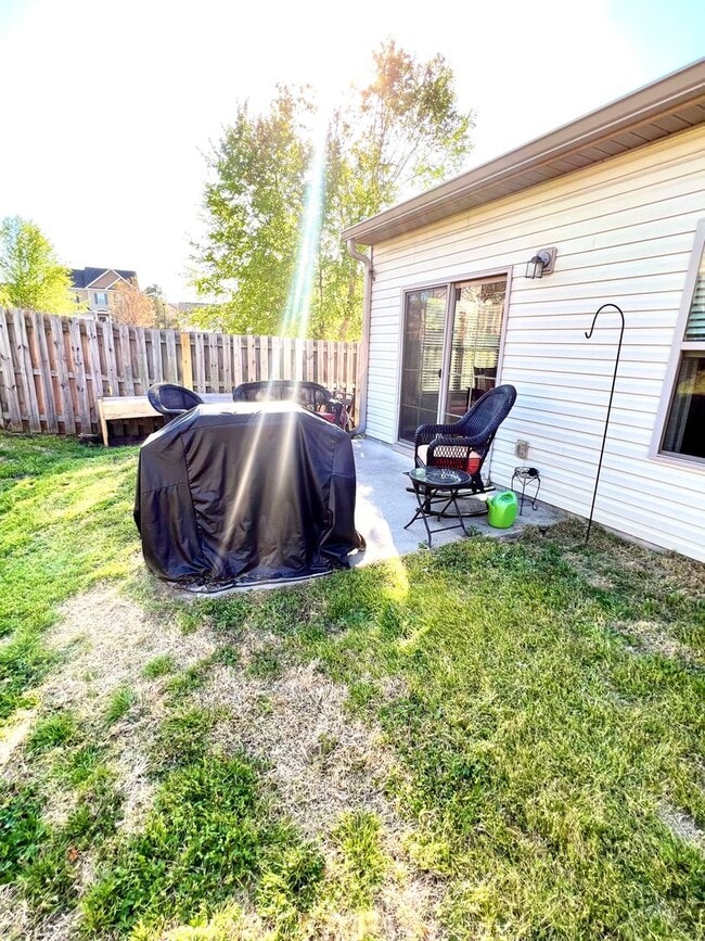 Building Photo - 876 Westlawn Dr