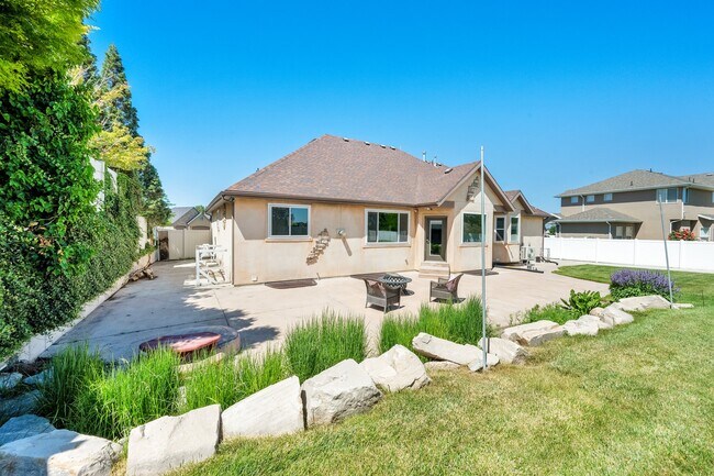 Building Photo - 4333 Park Hollow Ln