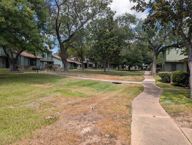 Building Photo - Contemporary 3/BR 1.5/BA Home with Updated...