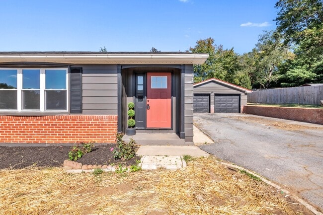 Building Photo - 211 Della Ln