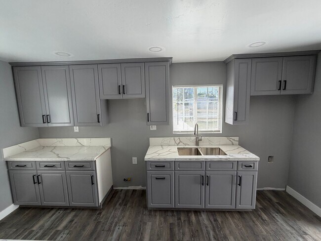 Building Photo - Newley Remodeled 3 BD 2 BA house with Big lot in SW Bakersfield
