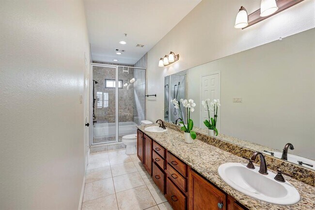 Building Photo - 2346 Camden Dr