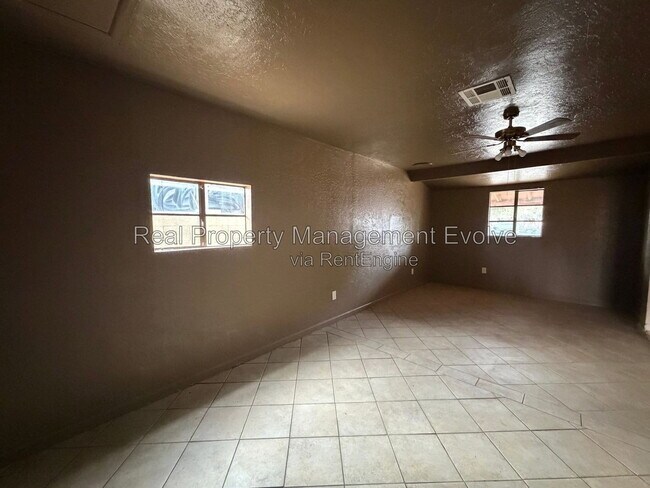 Building Photo - 2320 W Rose Ln