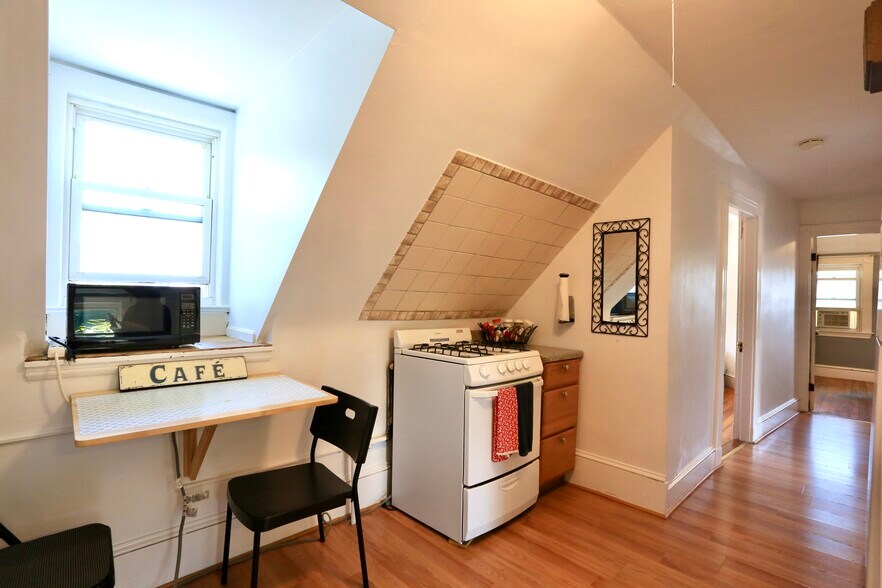 Building Photo - 124 Forest St