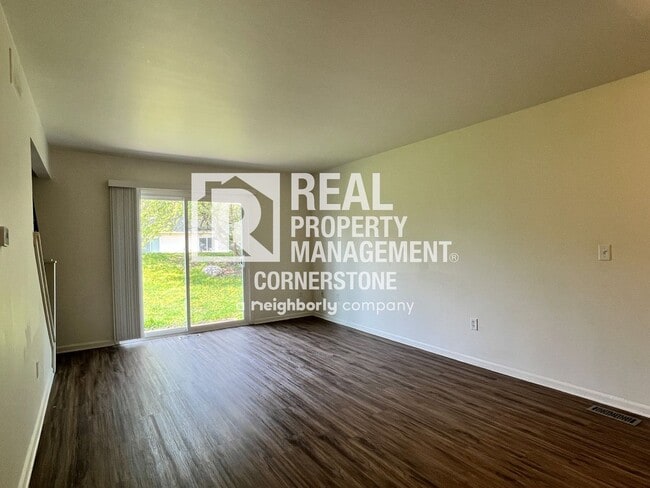Building Photo - Move In Ready Townhome